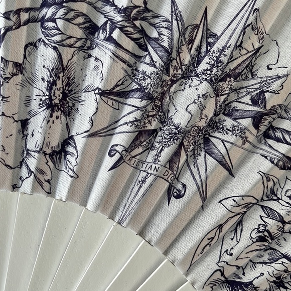 CHRISTIAN DIOR Cruise 2023 Tote Bag & Folding Fan - Picture 5 of 5